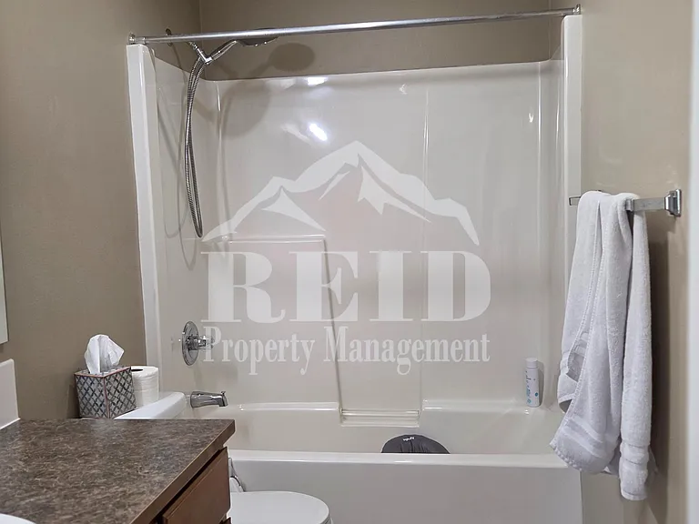 100 NE Miramar Cir — Photo 16