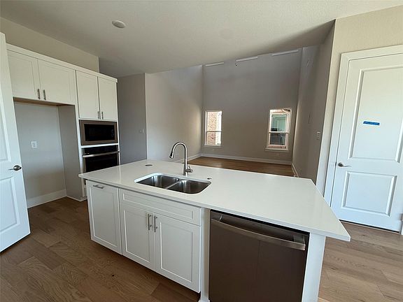 3rd image of 2982 Eleanor Dr