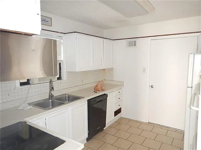340 Woodmont St — Photo 2
