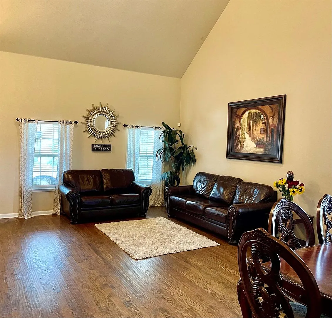 Elegant fourbedroom cornerlot home with hardwood floors, modern kitchen, master suite, and commun... — Photo 3