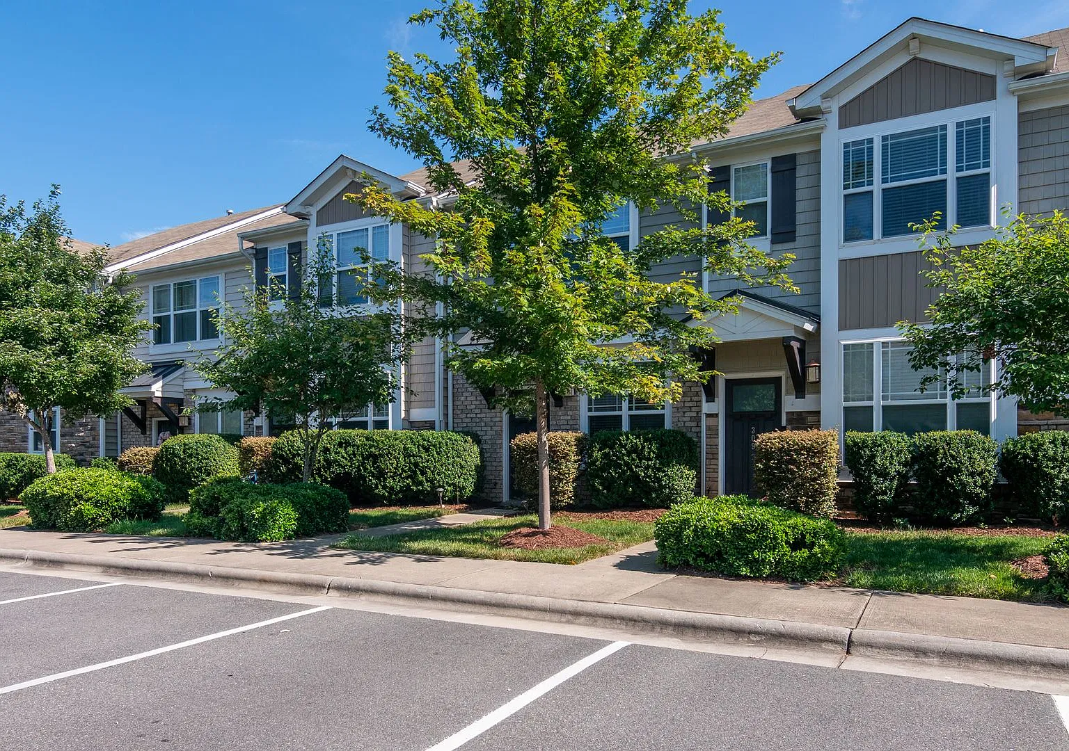 Available Now! Cozy 2 bedroom townhome nestled in Brightleaf At The Park — Photo 4