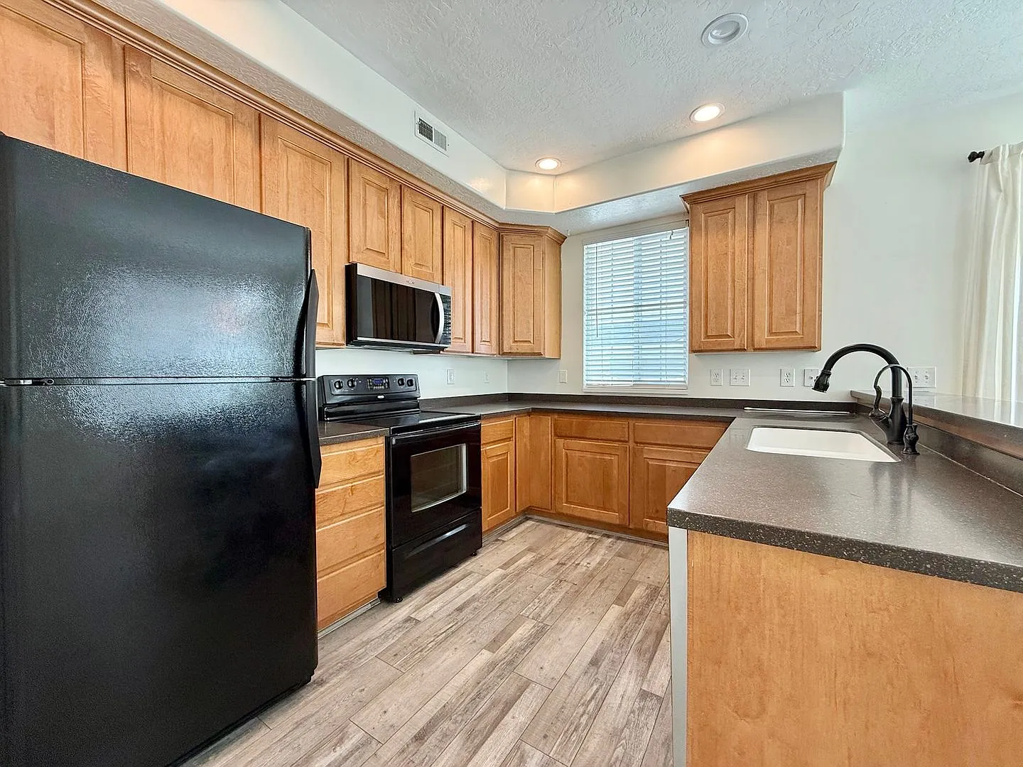 Spacious 3-Bed, 2.5-Bath Townhome | Garage + Fenced Yard | West Jordan — Photo 2