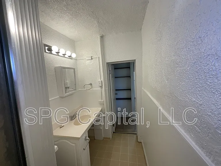 330 W King St — Photo 5