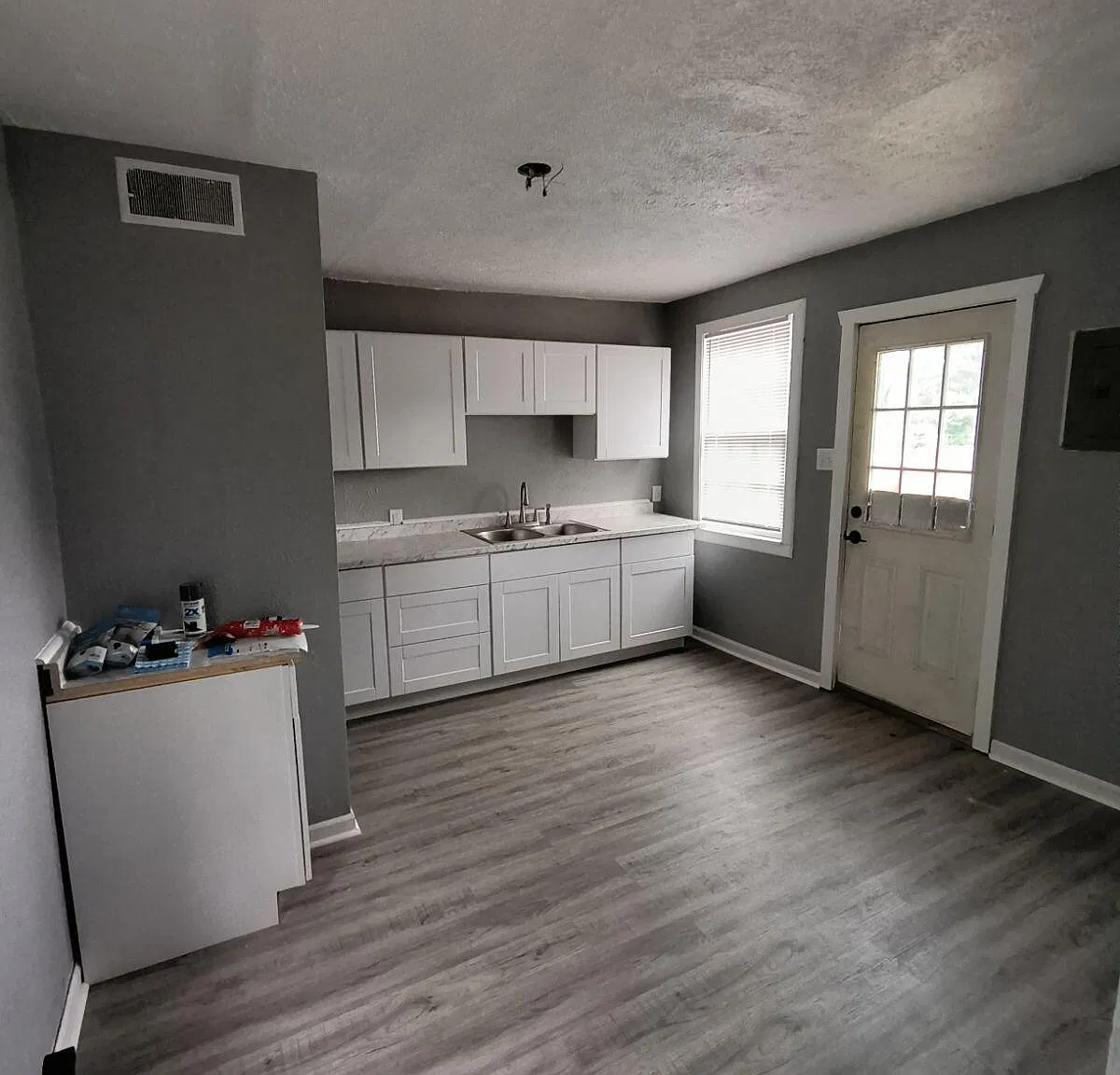 3 bed, 900 sqft, $950 — Photo 1