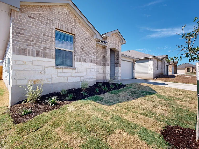 824 Chambray Dr — Photo 2