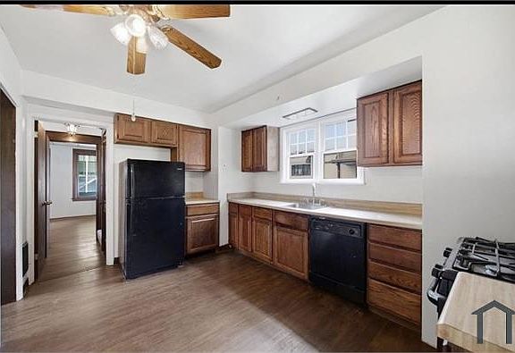 3rd image of 300 Marie St