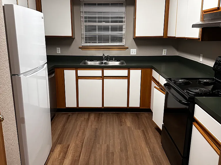 1370 N Tradition Ave — Photo 4