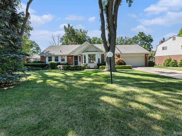 36746 Brittany Hill Dr, Farmington, MI 48335