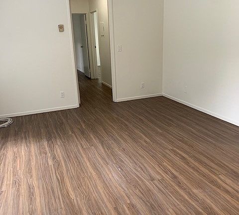 4th image of 216 W Victoria St #109