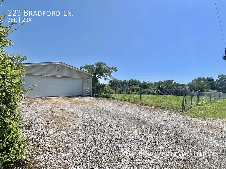 223 Bradford Ln — Photo 4