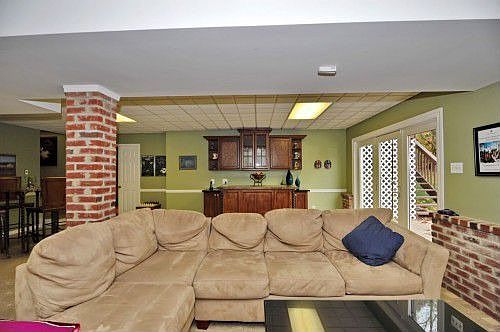 3rd image of 4 Oak Glen Dr