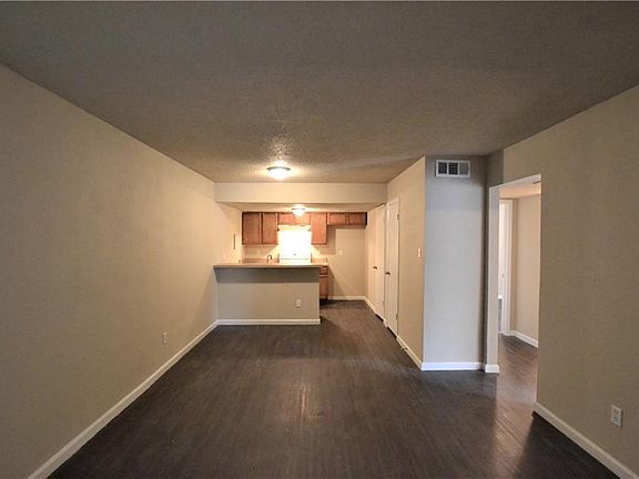 2nd image of 701 Oakwood Ln APT 5
