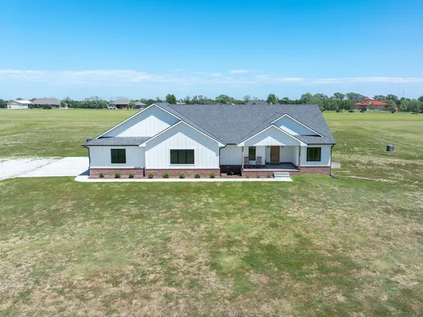 1800 S Bonanza Cir, Garden Plain, KS 67050