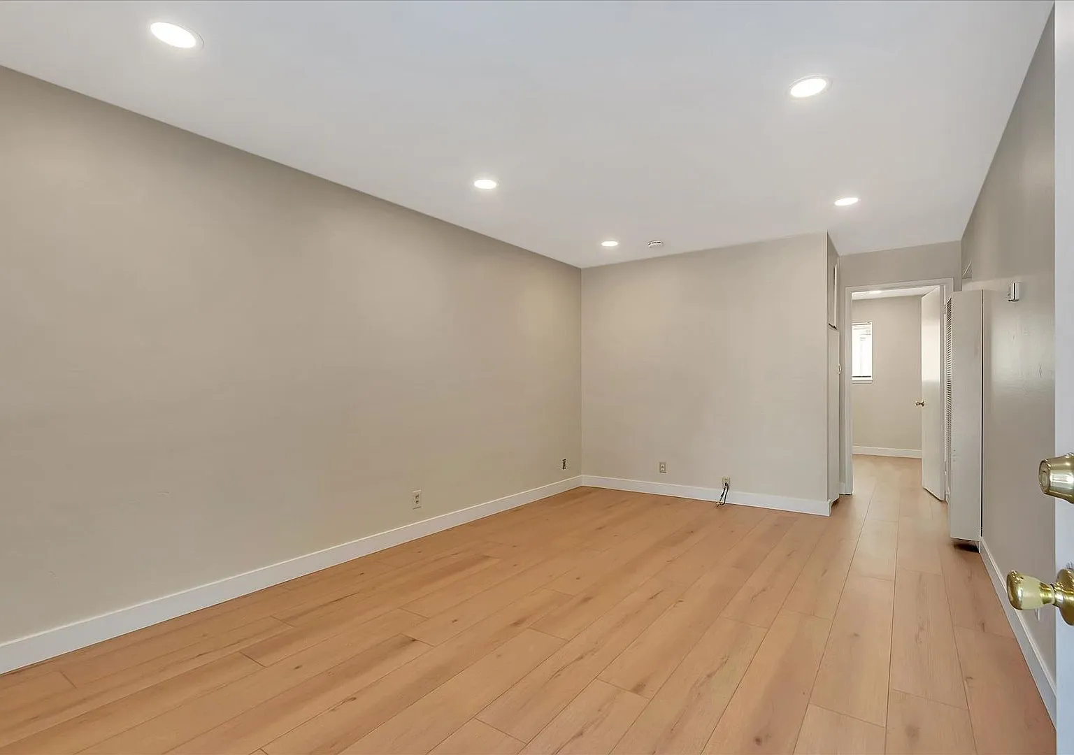 557 Troy Dr — Photo 4