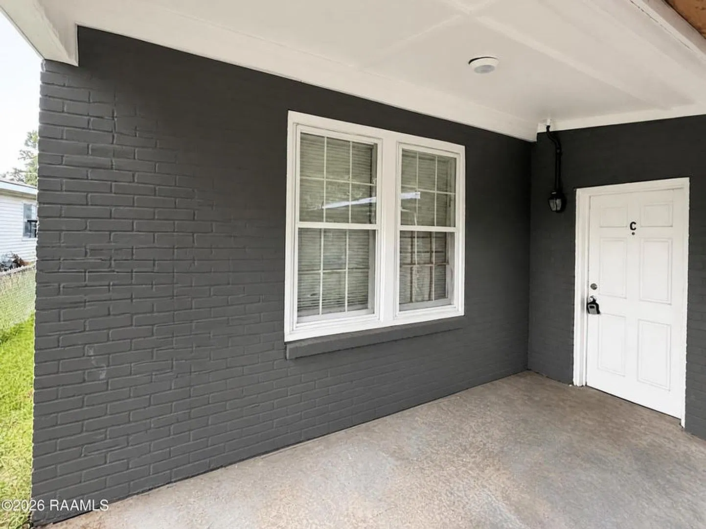 1 Bed 1 Bath Under $1000 — Photo 1
