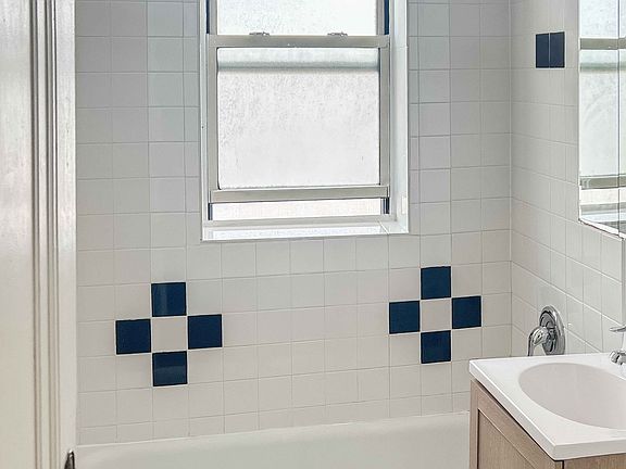 4th image of 4819 1/2 N Wolcott Ave #2B