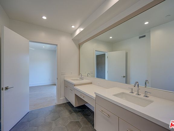 5th image of 11611 Moorpark St