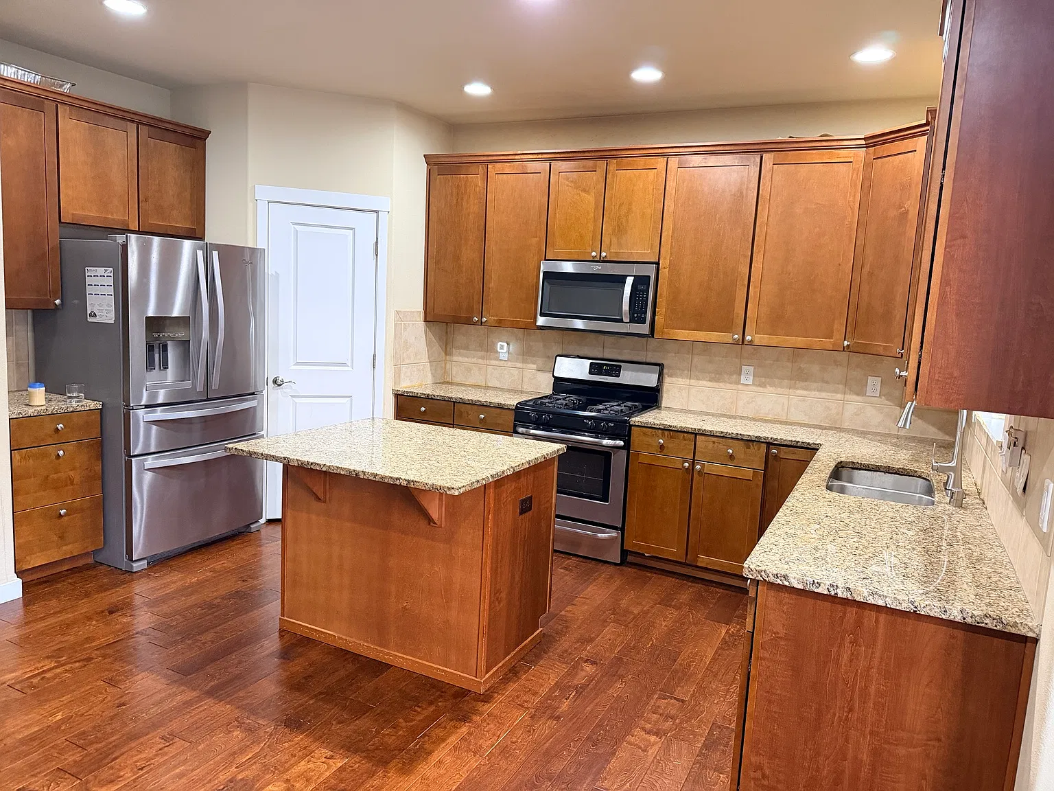 4 bed, 2.5 bath, 2210 sqft, $4,000 — Photo 3