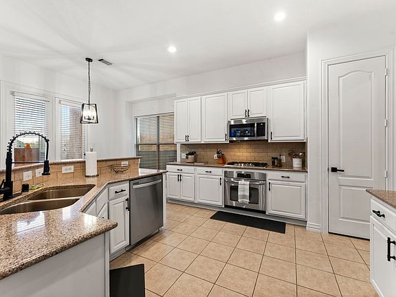 5th image of 1478 Cambridge Dr