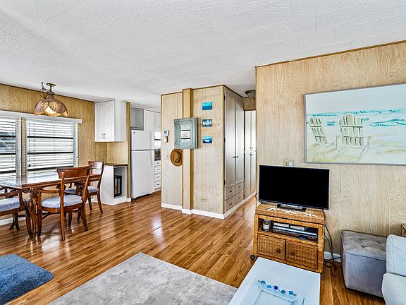 5th image of 8 Hibiscus Drive #H