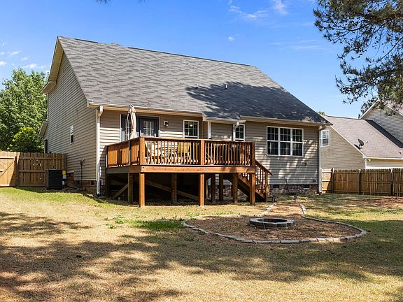 3rd image of 686 Colonial Hills Dr