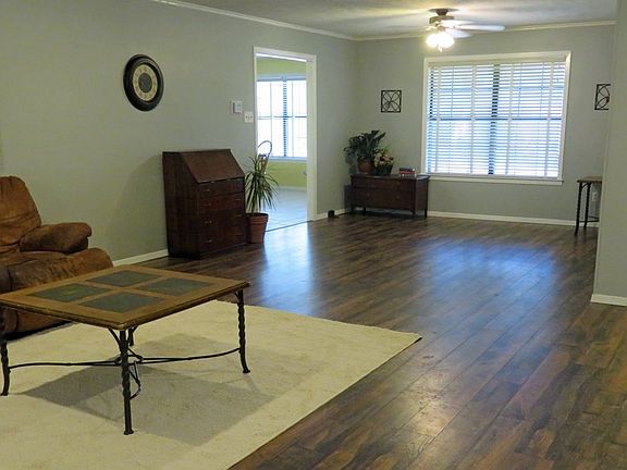 3rd image of 809 Crestline Dr