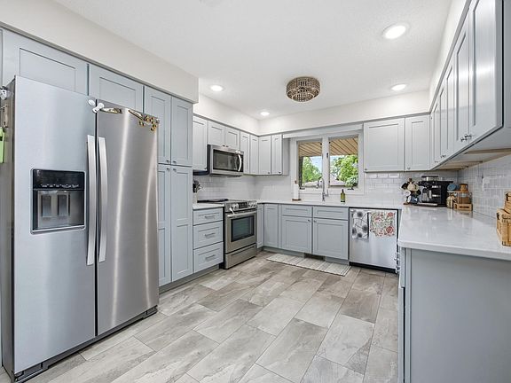5th image of 3514 Riverview Cir S
