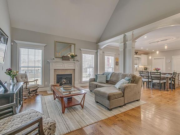 4th image of 530 Willowhill Cir
