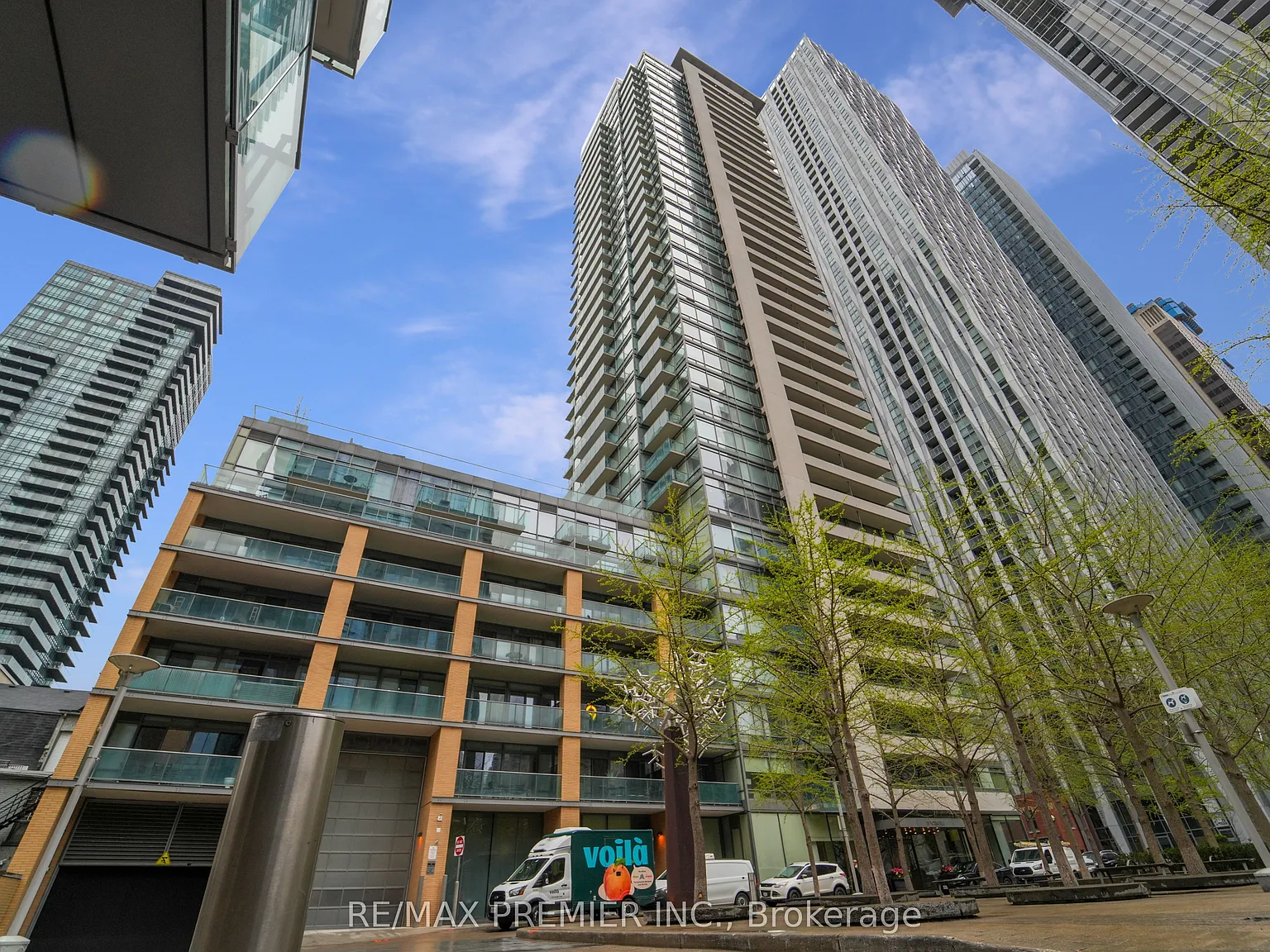 18 Yorkville — Photo 1