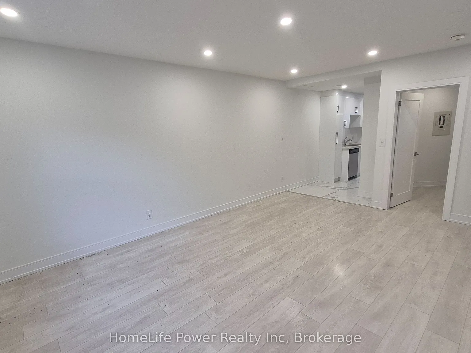 35 Wellington St — Photo 3