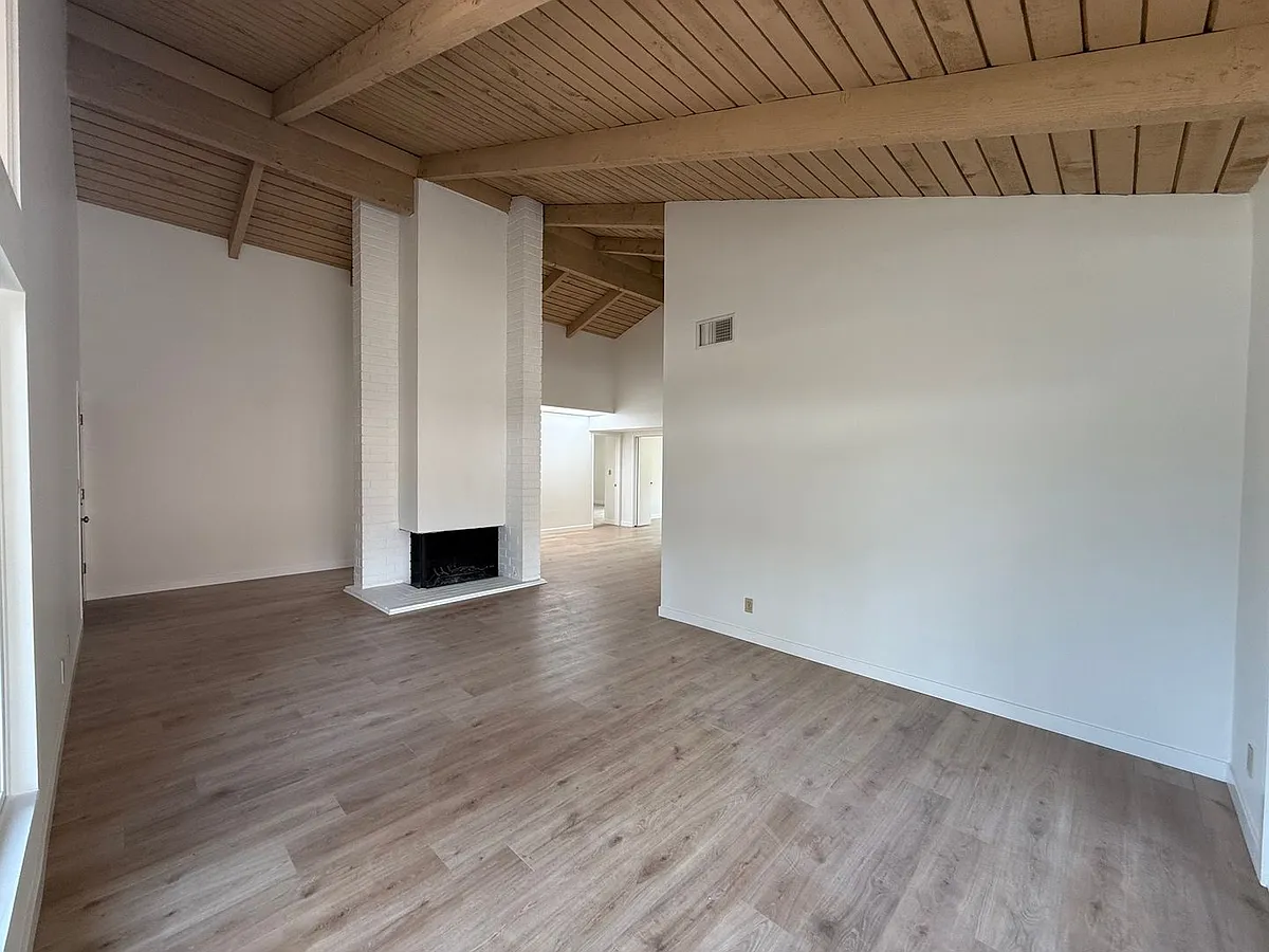 Building Photo - 24621 Overlake Dr