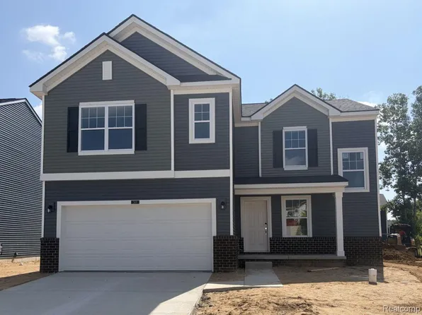 368 Edge Brook Dr, Holly, MI 48442