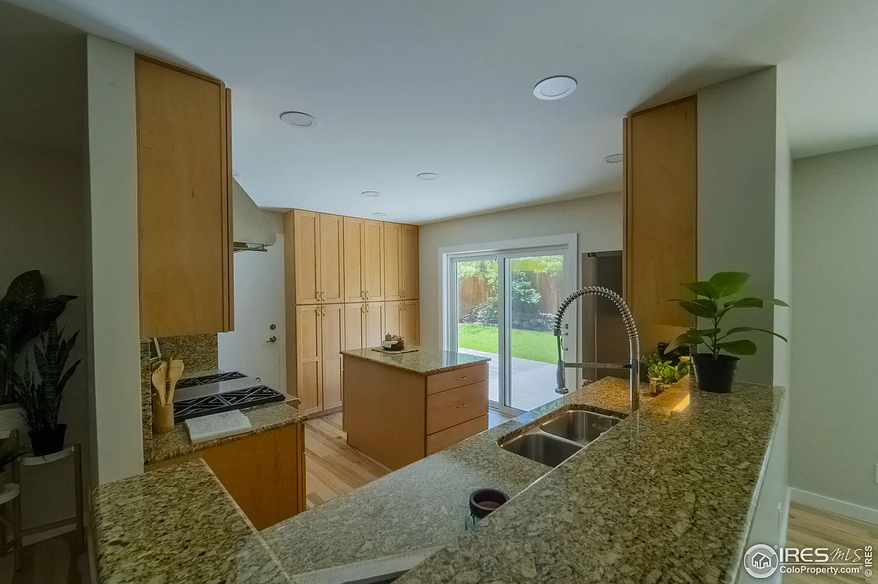 4 bed, 2400 sqft, $4,200 — Photo 4