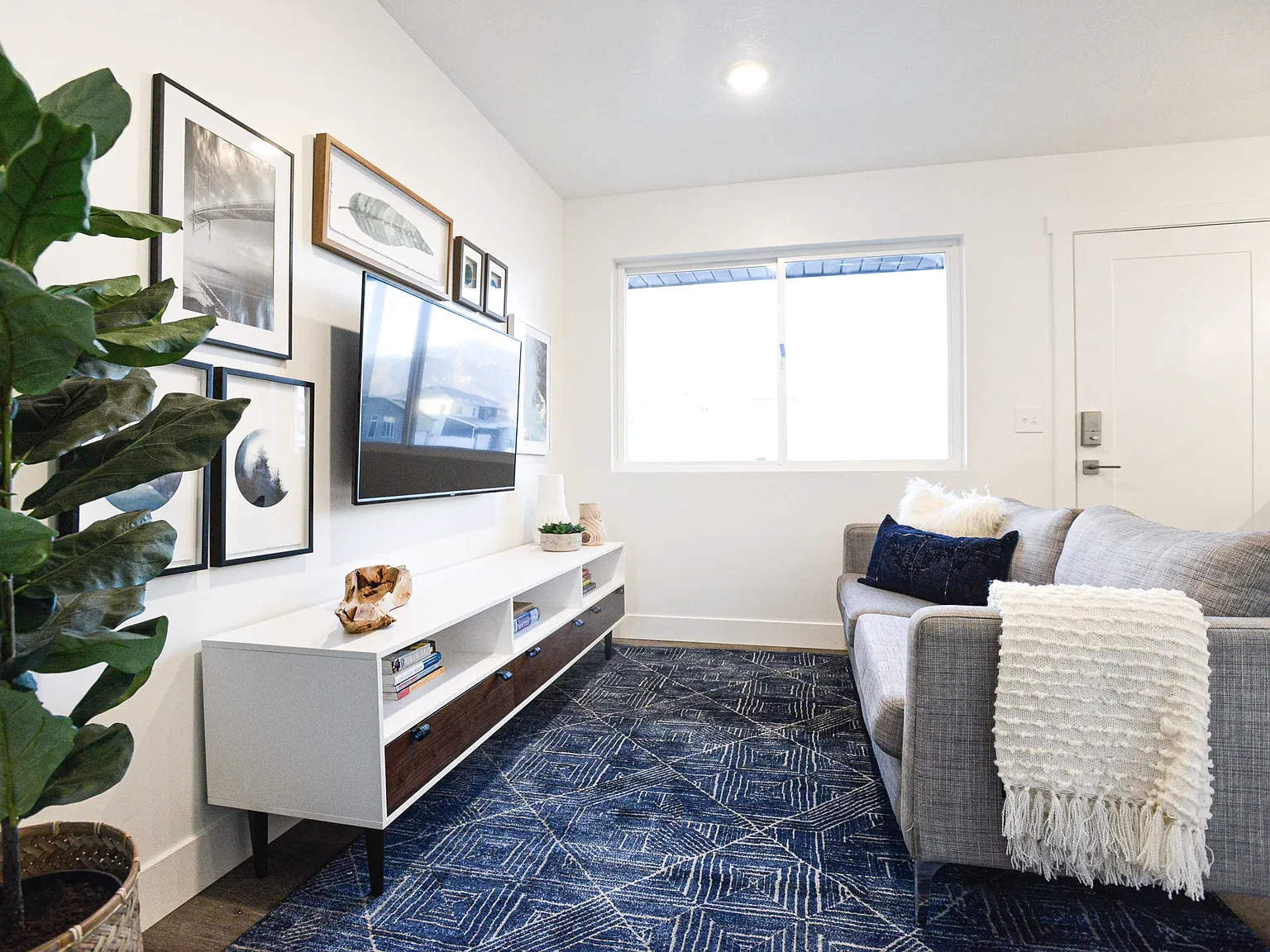 2 bed, 700 sqft, $1,340 — Photo 2