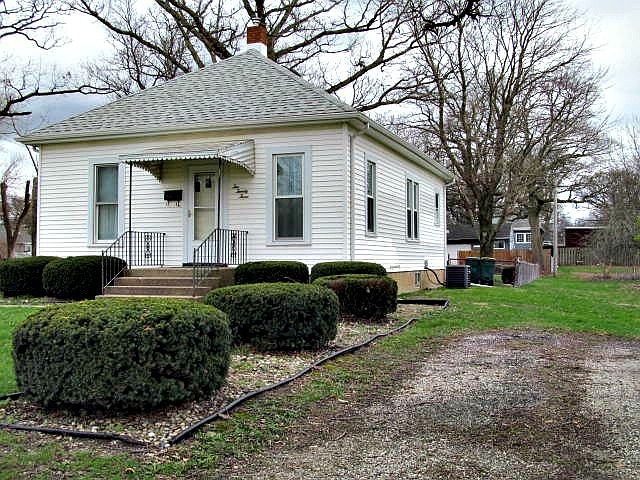 1st image of 223 W 10th St
