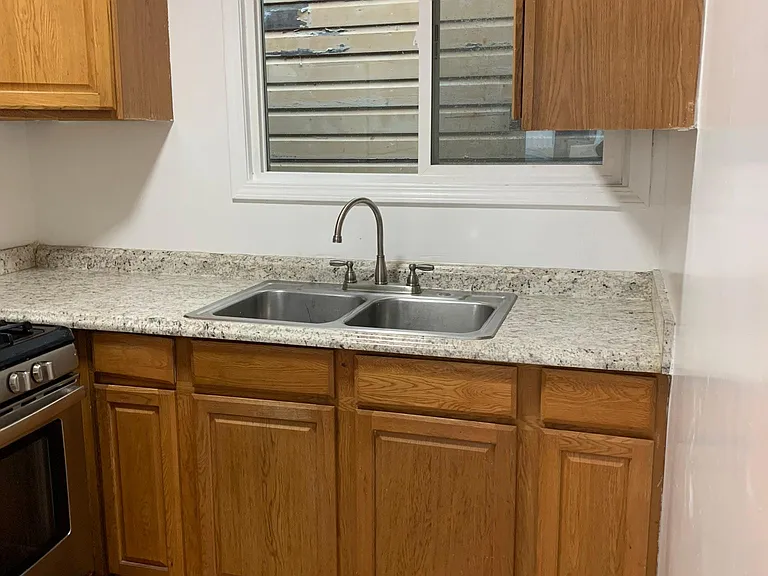 1096 Montgomery Ave — Photo 16