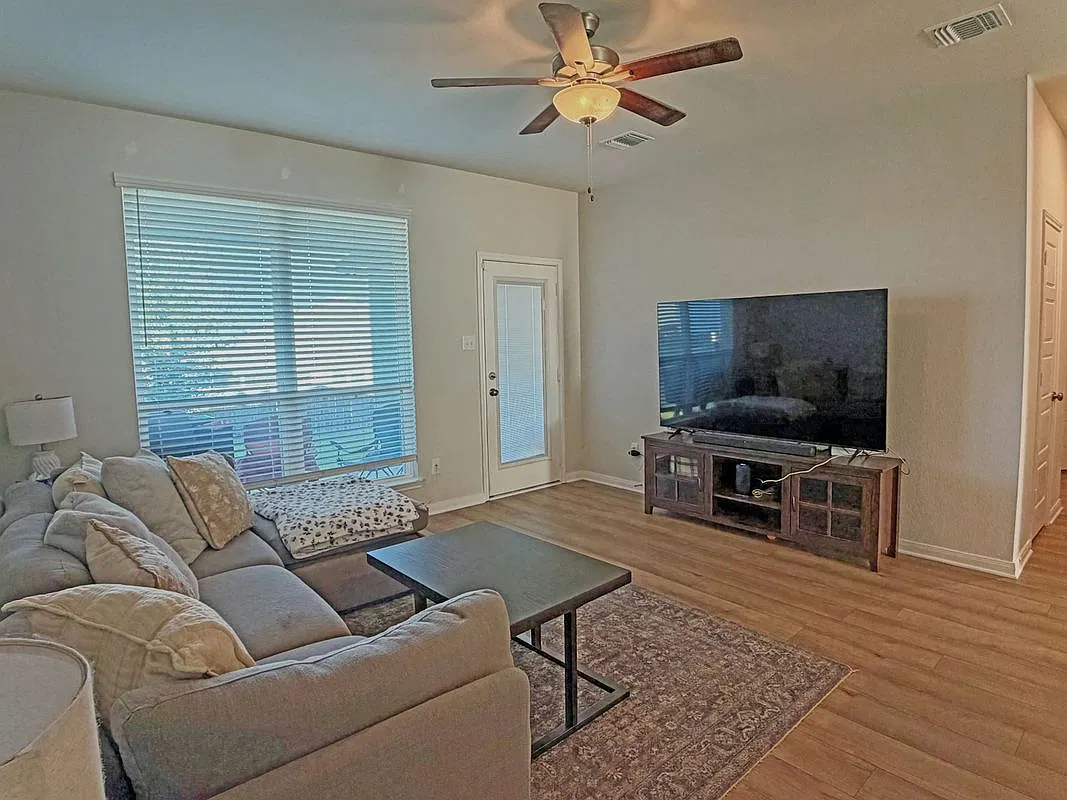 3 bed, 2.0 bath, 1354 sqft, $1,625 — Photo 2