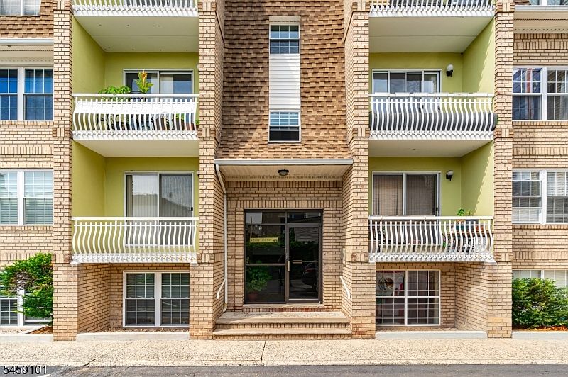 1st image of 272 Walnut St #5D