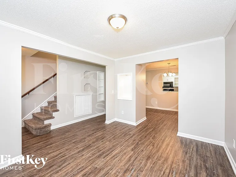 423 Aberdeen Cir — Photo 3