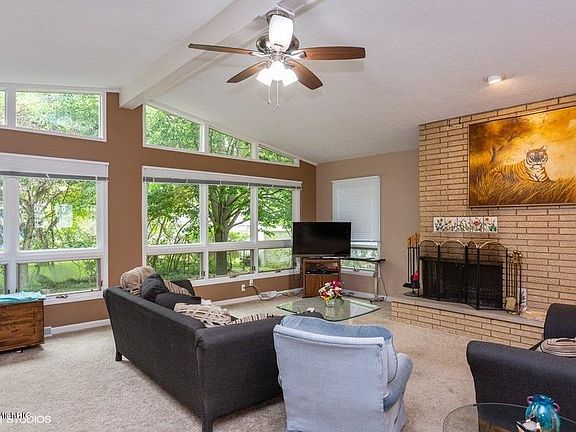 Image 2: 02_336NChicago_1_LivingRoom_LowRes