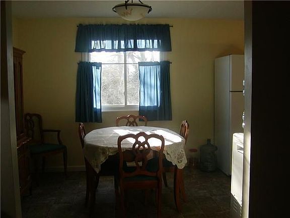 3rd image of 93 Close Hollow Dr
