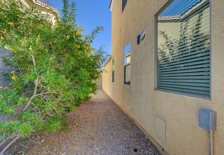 9152 Kentwell Ave — Photo 55