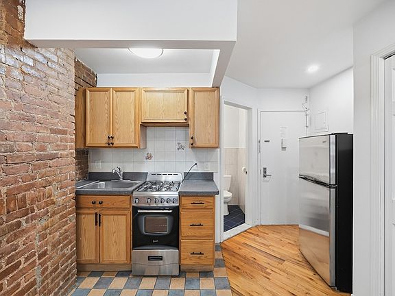 3rd image of 120 Orchard St APT 1