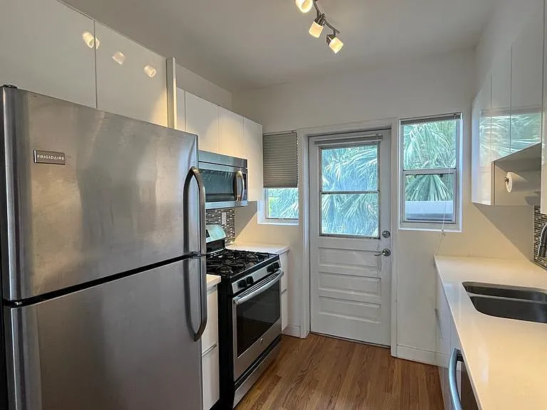 800 W 42nd St — Photo 13