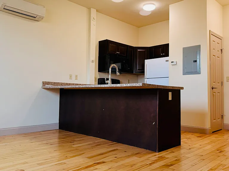 191 College St #212 — Photo 12