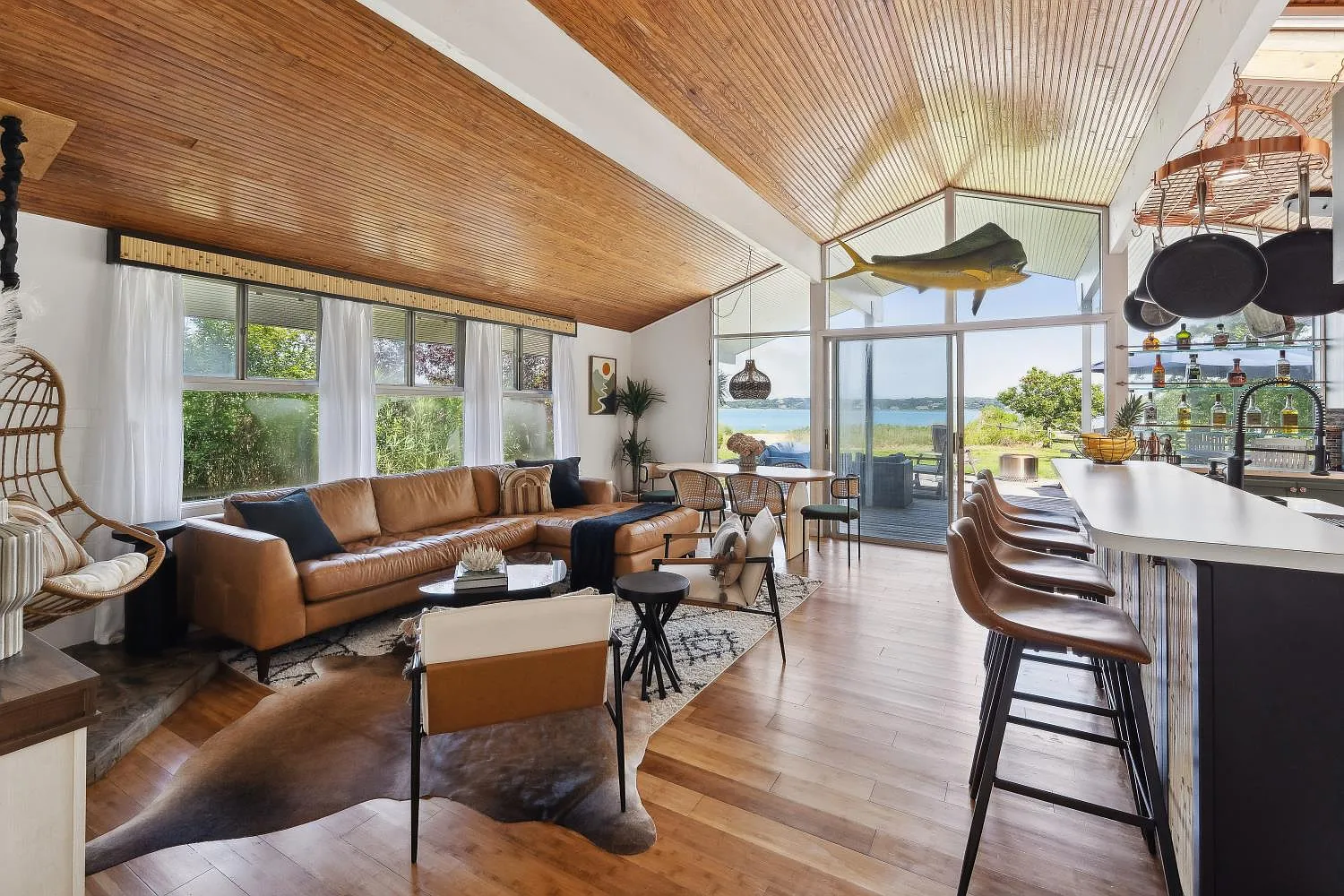 Waterfront Cottage — Photo 4