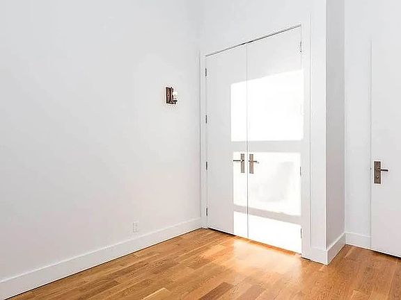 3rd image of 949 Willoughby Ave APT 119