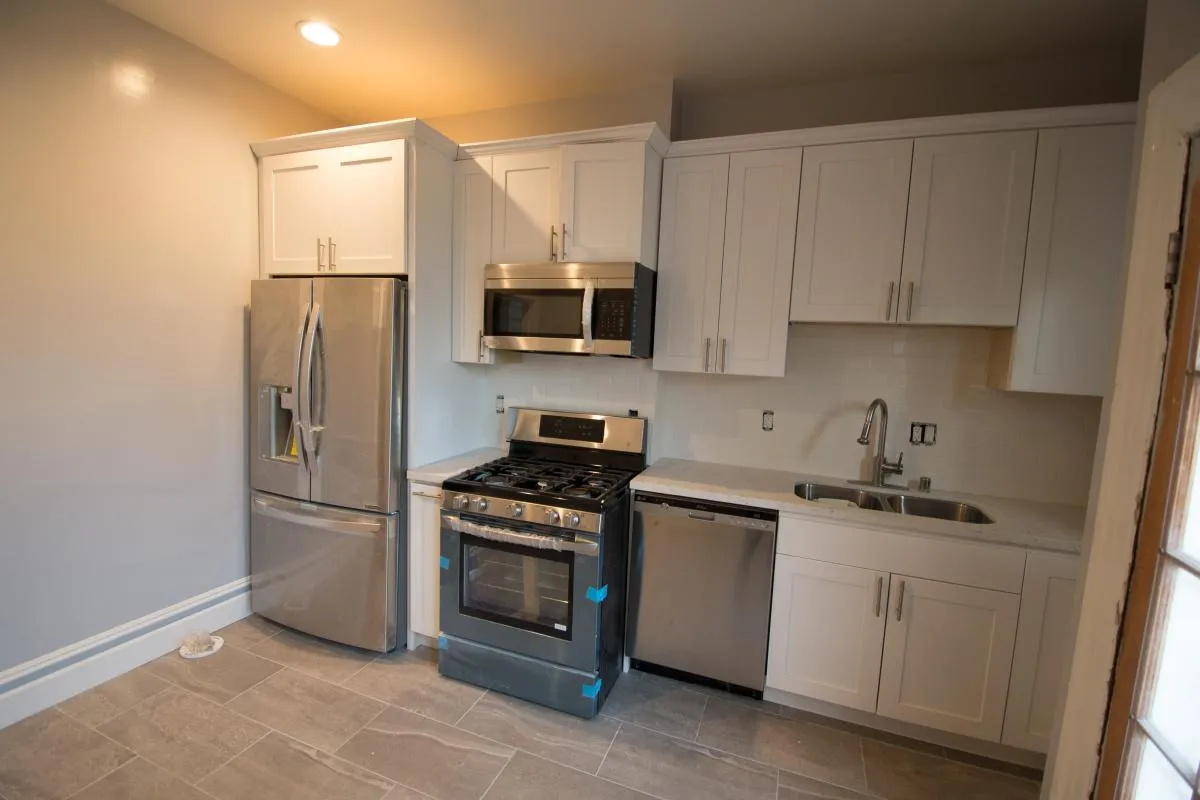 Stainless, quartz Kitchen - 3831 24th St