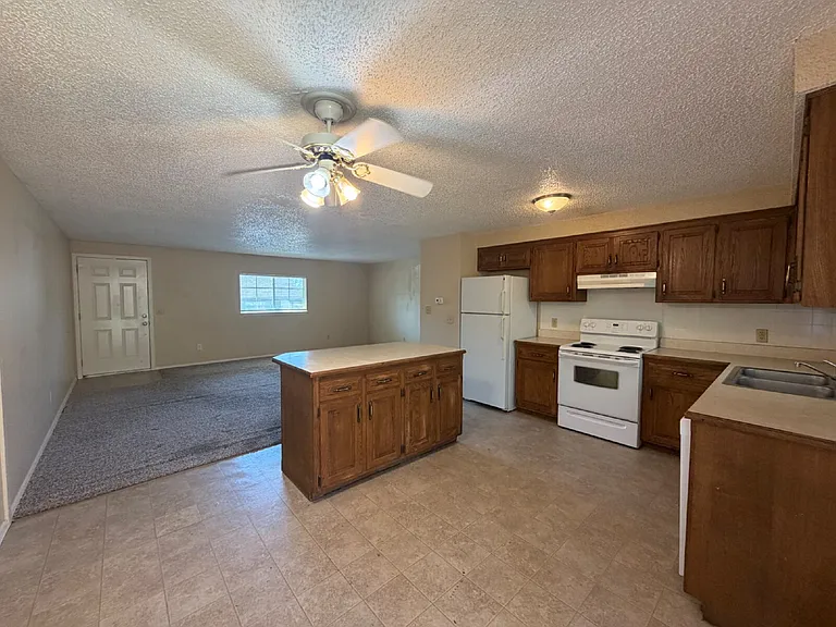 888 Evergreen Ave — Photo 11