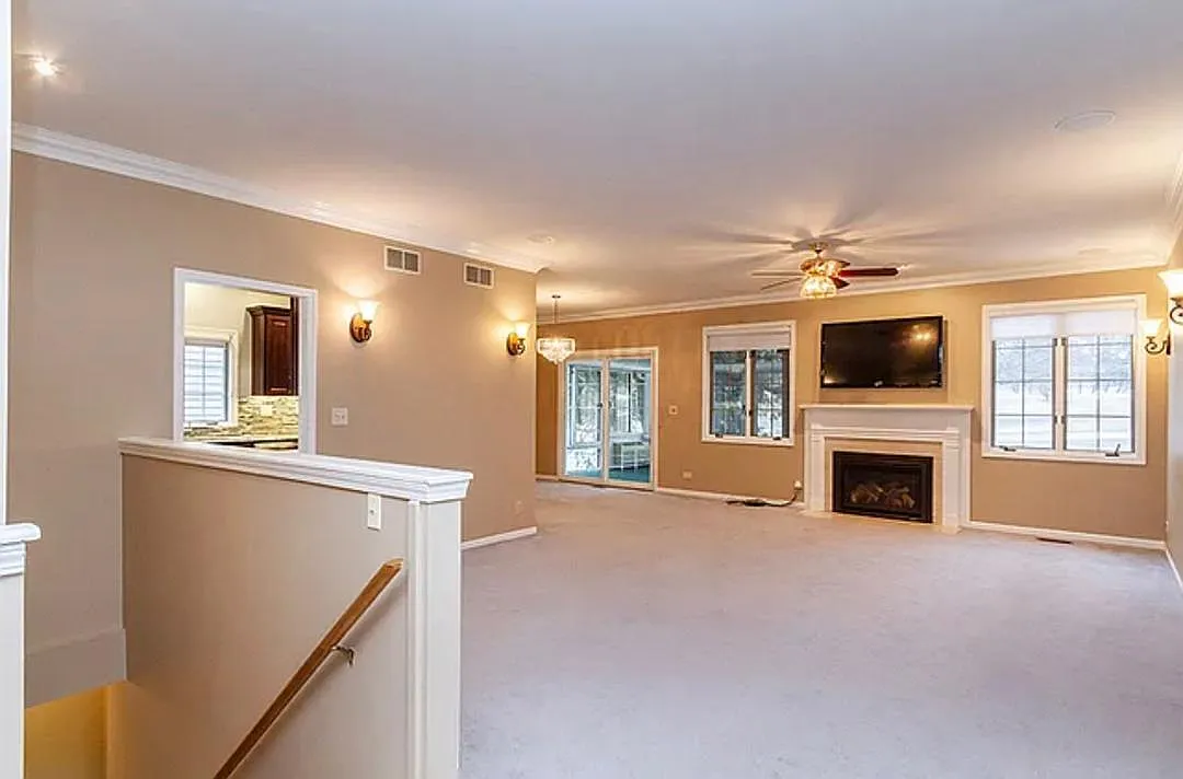 671 Rose Ln photo 1
